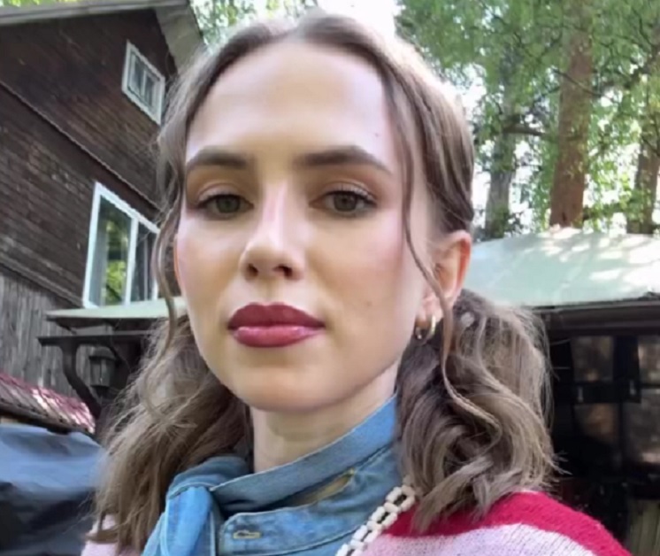 Актриса из Саратова показала спальни коллег на даче сериала «Праздники»