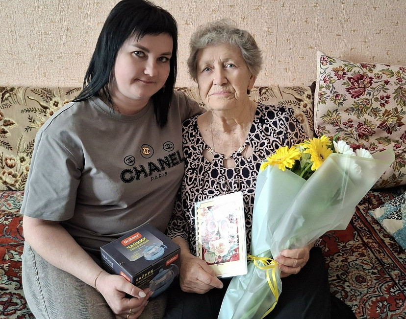 Проработавшая полвека в сберкассе ветеран труда отметила 90-летие 