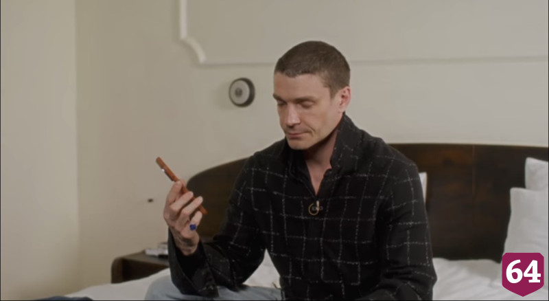 Саратовский актер хранит на прикроватной тумбе «Фантастическую Русь» и красные очки 